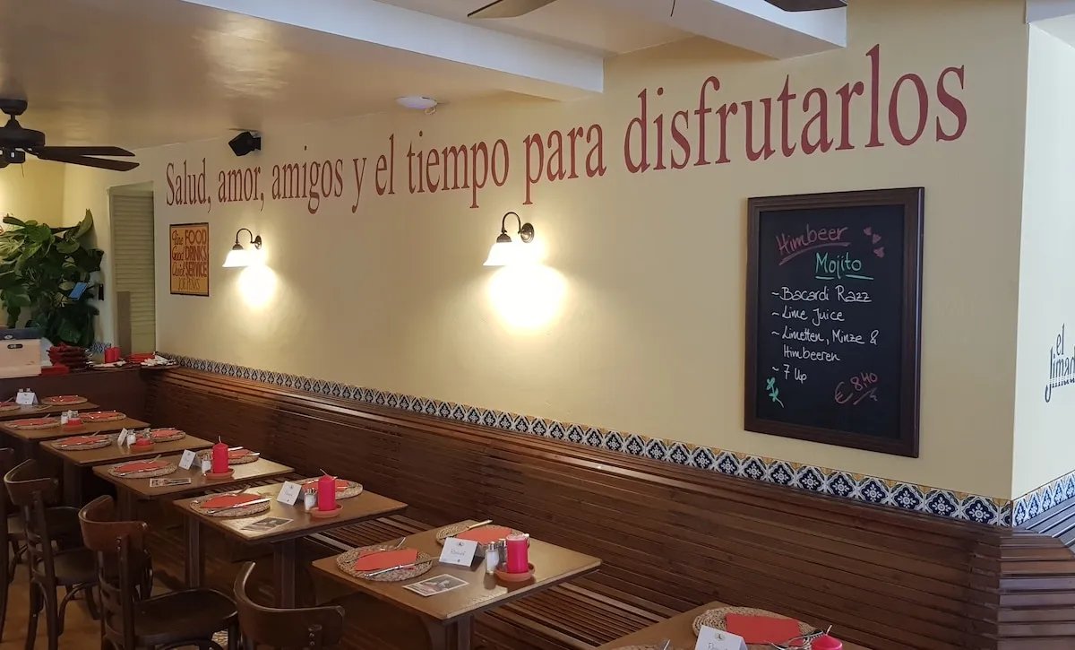 Wandschrift „Salud, amor, amigos y el tiempo para disfrutarlos“