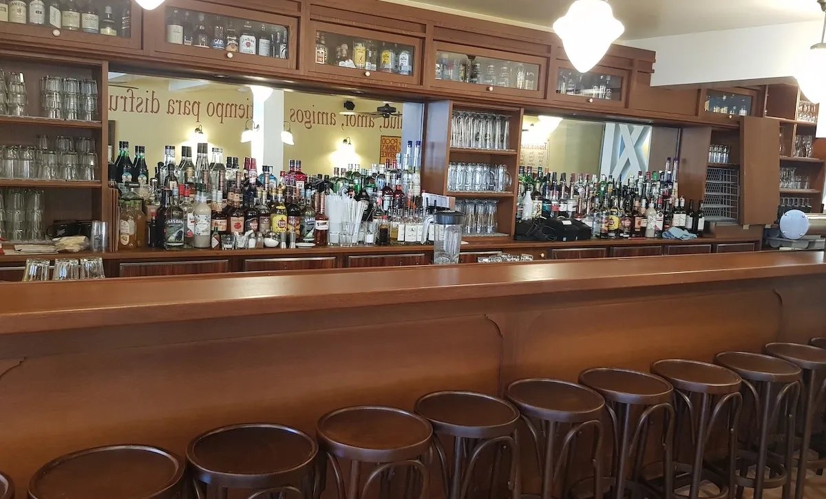 Bar mit Spirituosenregal und Barhockern