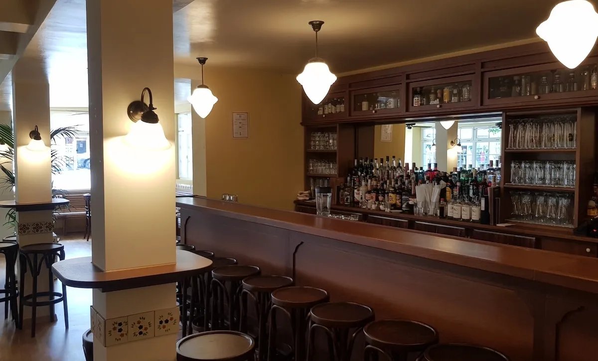 Bar im warmen Licht