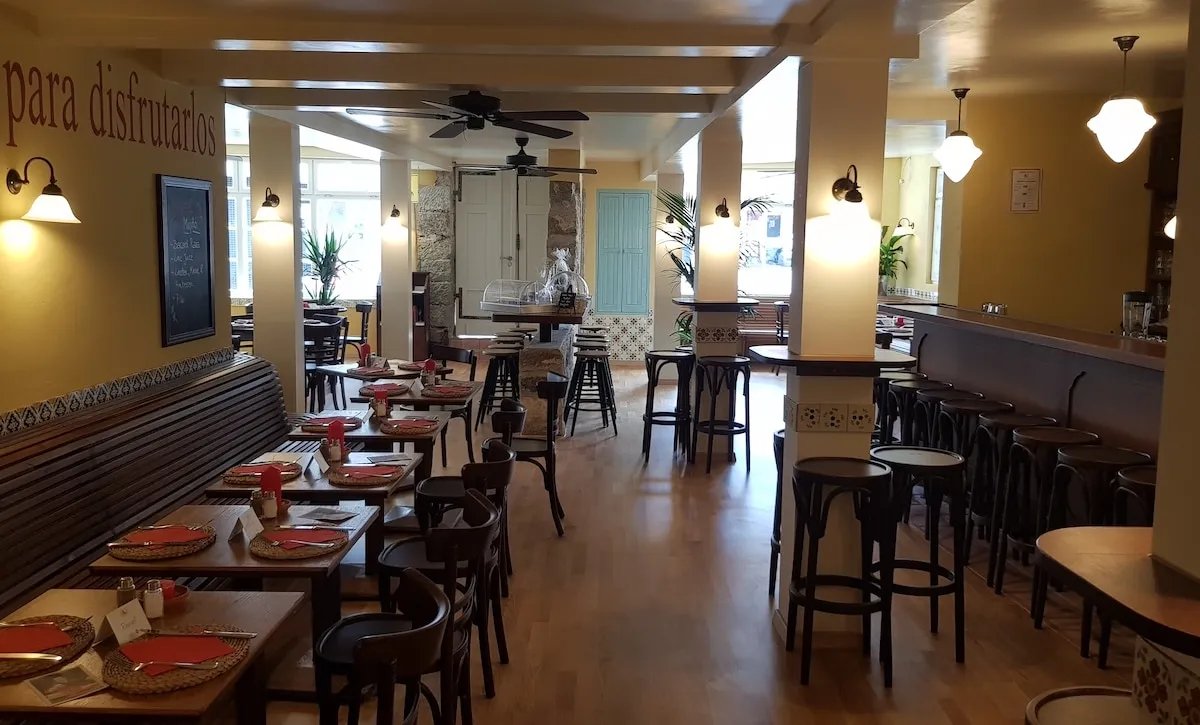 Blick durch den Gastraum zur Bar