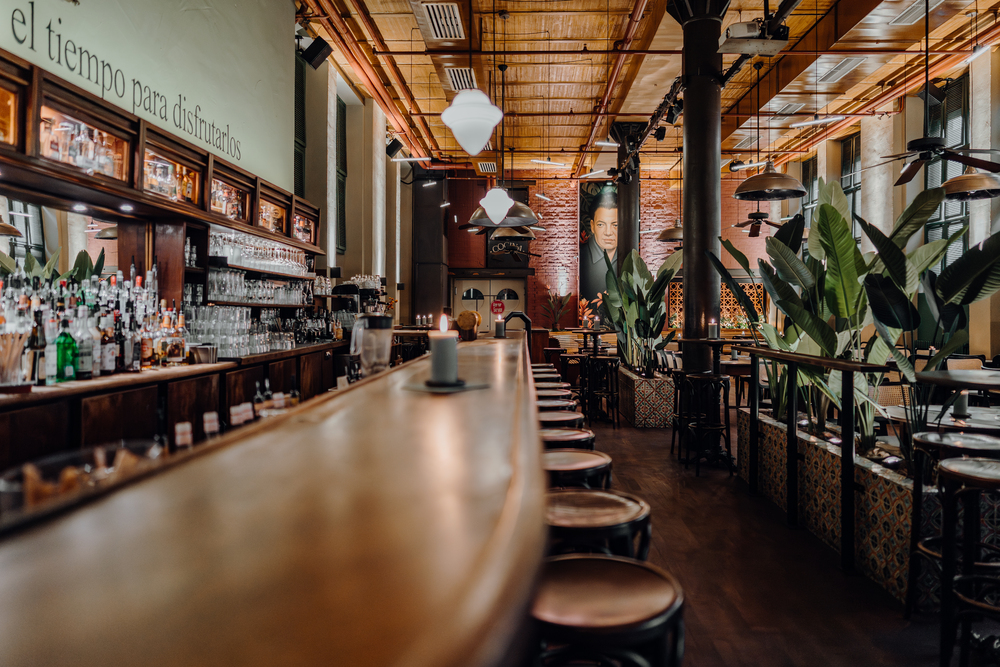 Bar mit Spirituosenregal