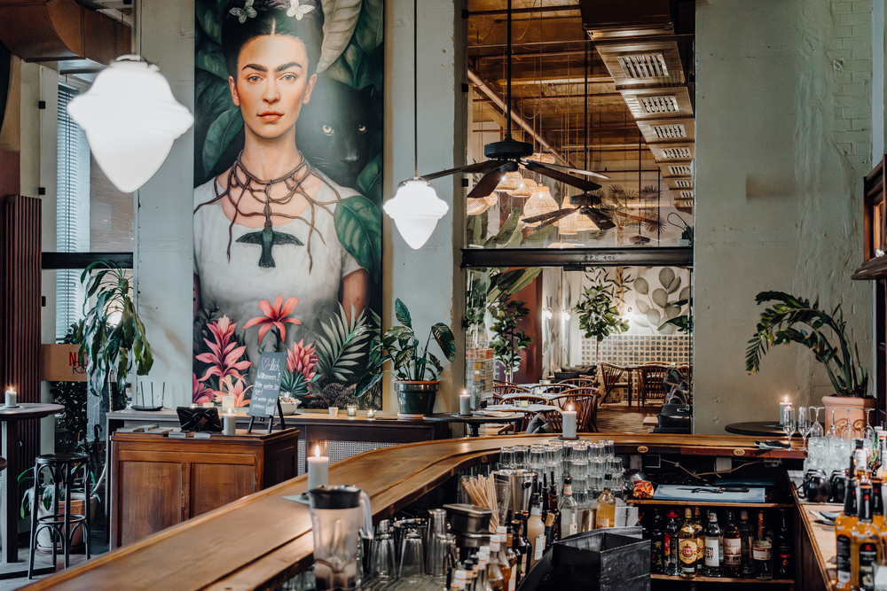Frida-Wandbild über der Bar