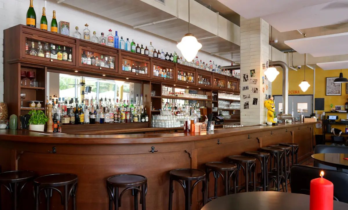 Bar mit Spirituosenregal