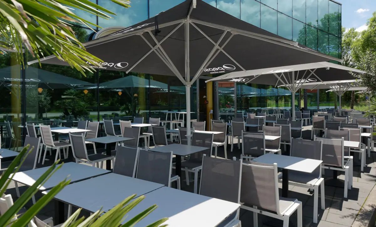 Terrasse mit Sonnenschirmen