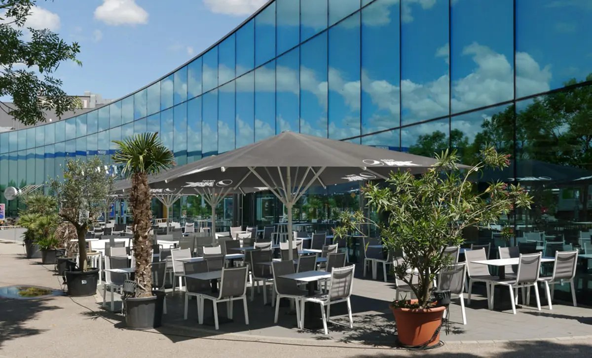 Terrasse vor der Glasfassade