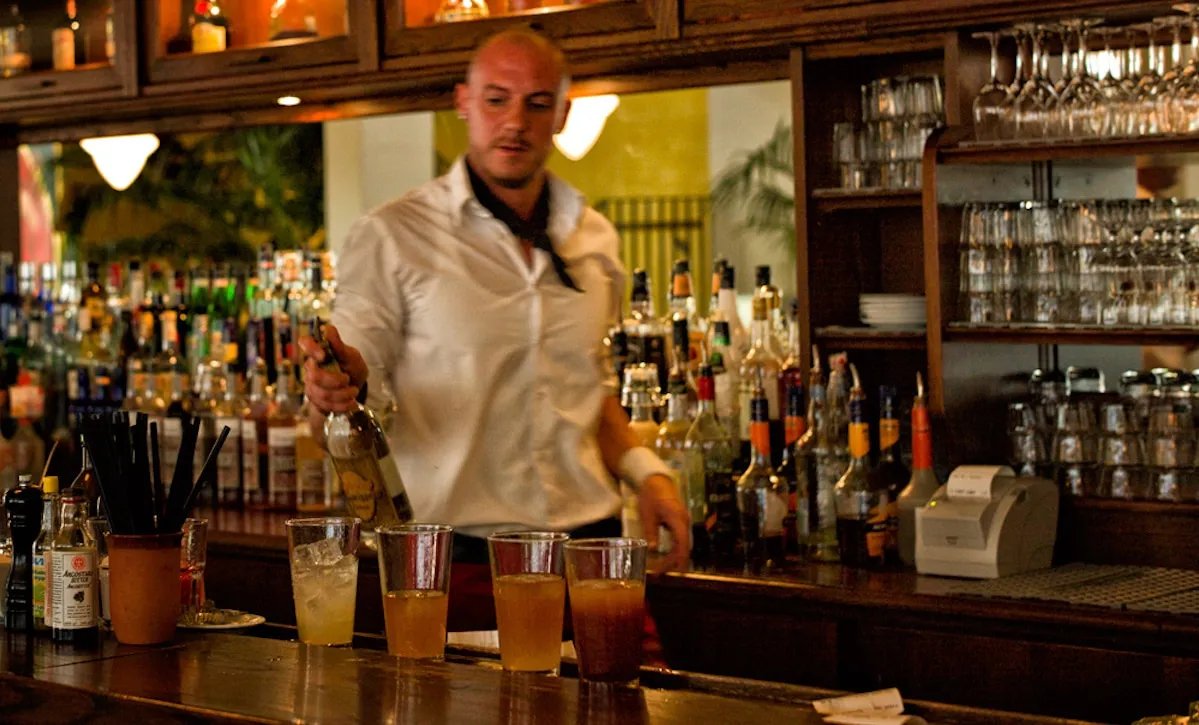 Barkeeper an der Bar