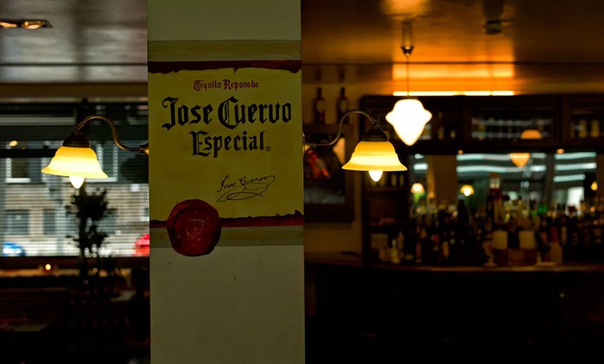 Gastraum mit Tequila-Schild und Bar