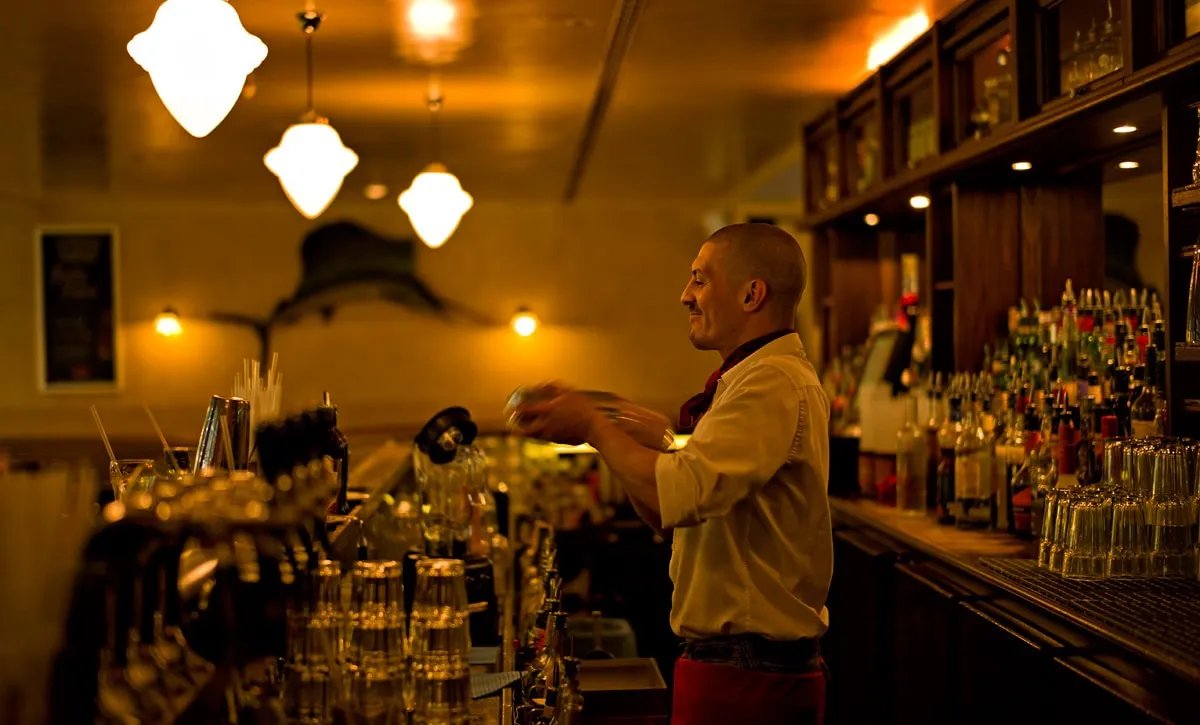 Barkeeper an der Bar