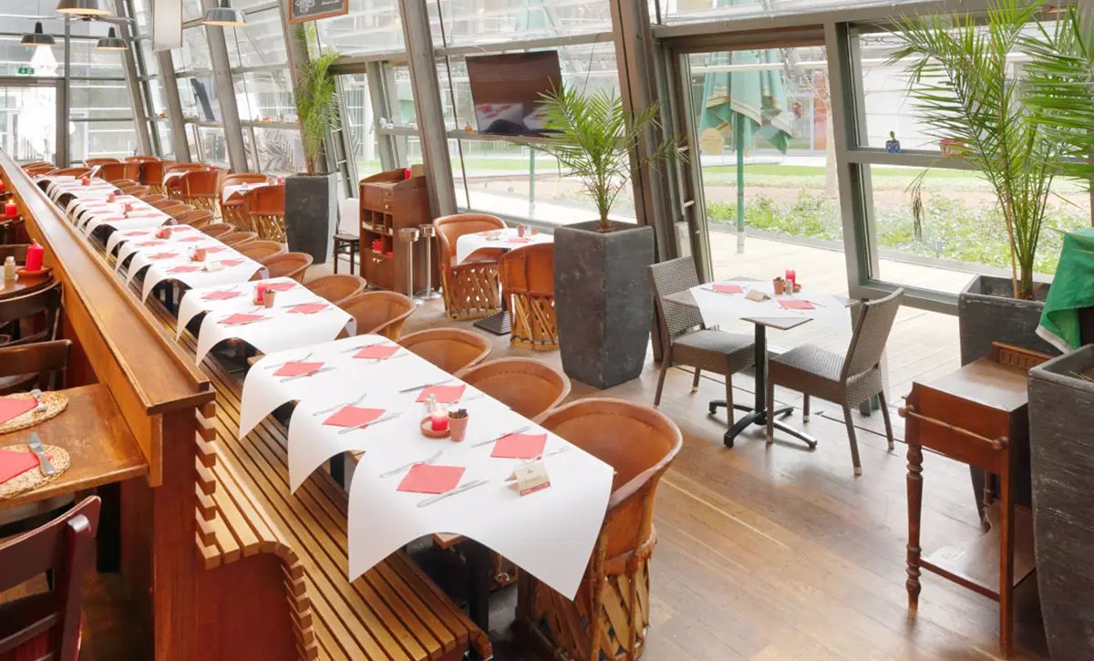 Lange Tafel im Glaspavillon